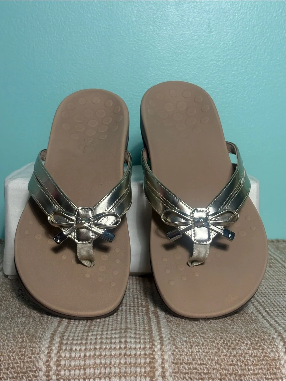 Women’s Vionic Bella X Toe Post Metallic Gold Flip-Flops with Bow. Size-7.5